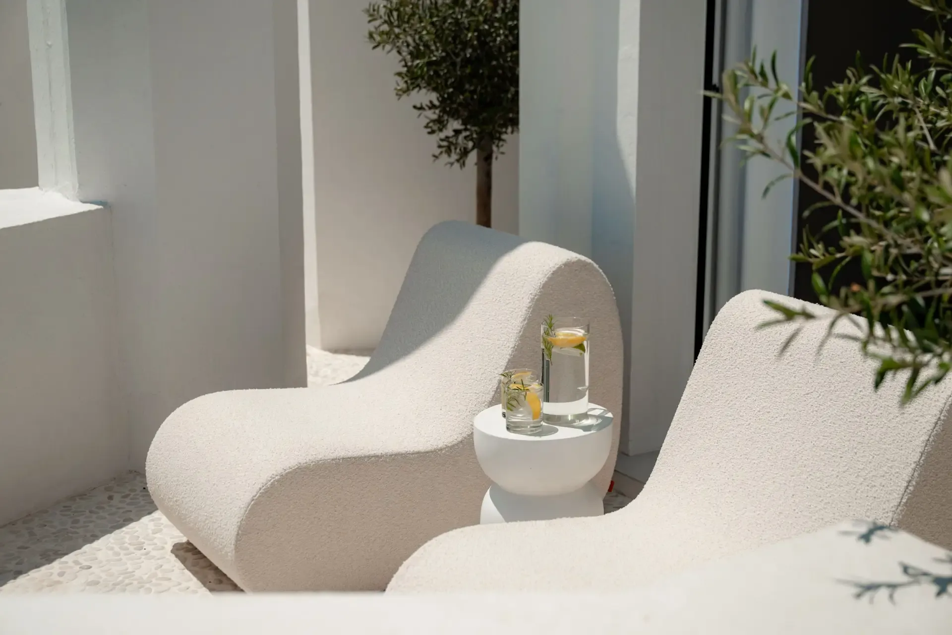 Denna vackert renoverade duplex-penthouse förenar det bästa av två världar: Marbellas gyllene kust och den tidlösa charmen från grekisk design.